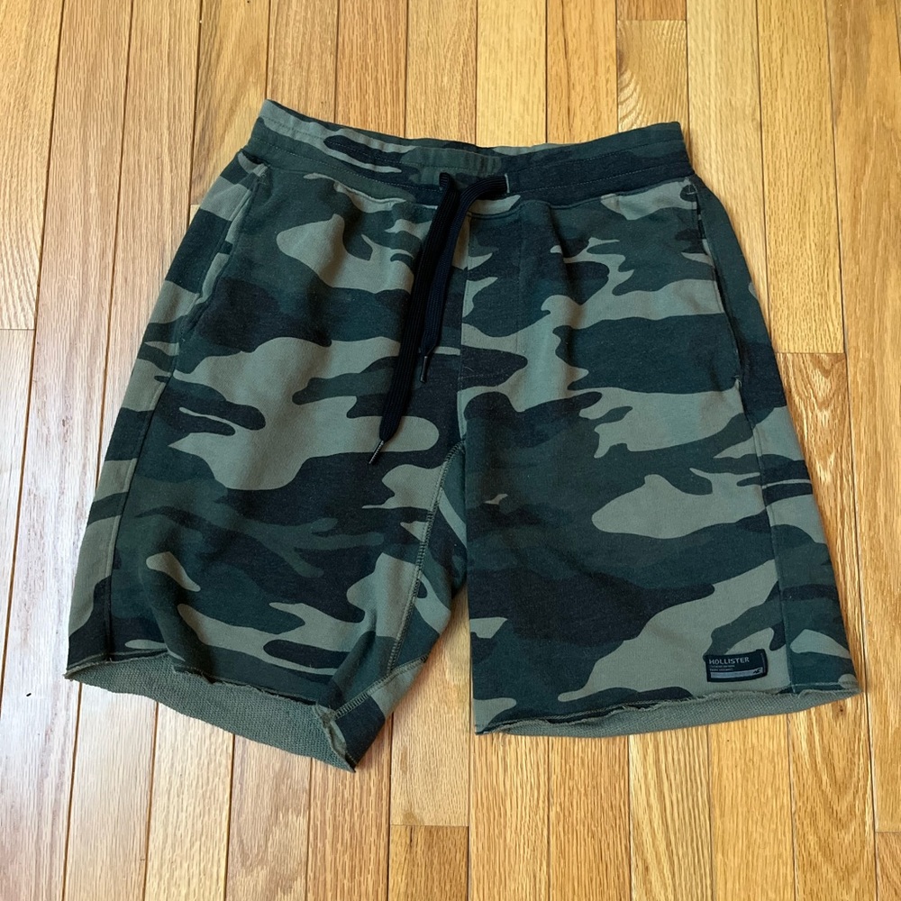 Hollister Men’s Camo Shorts – Size XS | Drawstring Waist | Casual Fit